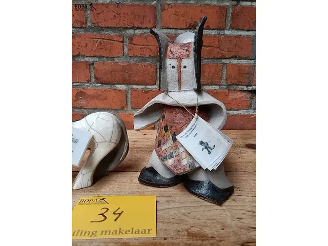 Lot 34 - keramieke kunstobjecten, 2 stuks - afbeelding 3 van  5