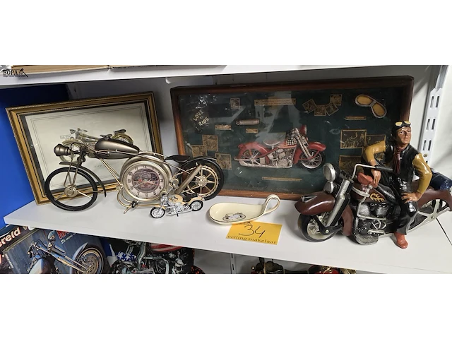 Lot 34 - moto lot, 3 moto's, 2 kaders 3d en schaaltje - afbeelding 1 van  5