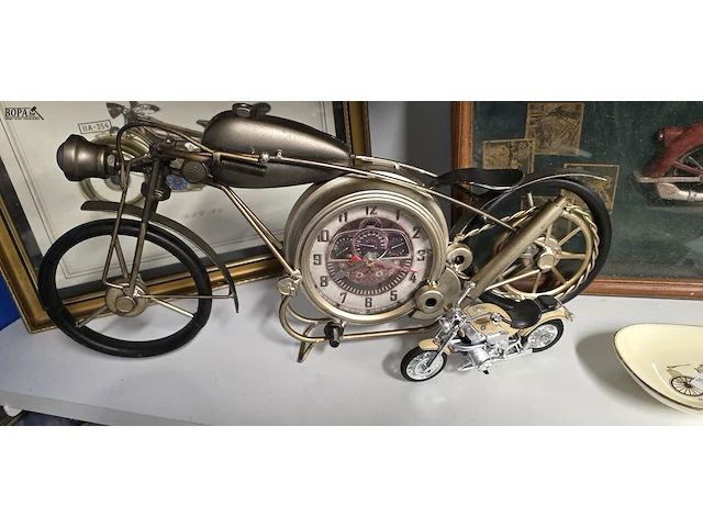 Lot 34 - moto lot, 3 moto's, 2 kaders 3d en schaaltje - afbeelding 2 van  5