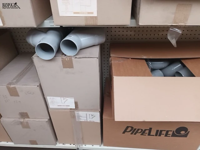 Lot 34 - pvc t-stukken en bogen. 50 dozen - afbeelding 5 van  7
