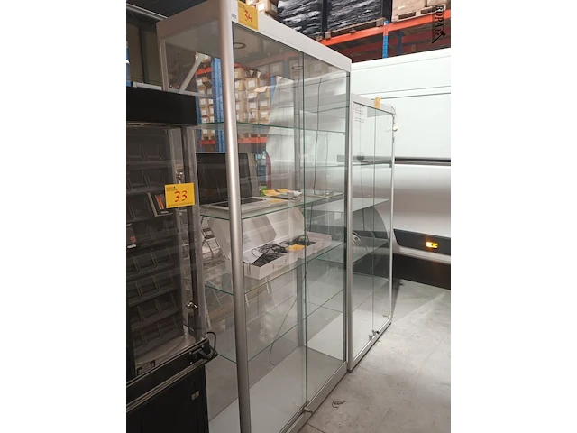 Lot 34 - vitrine kast - afbeelding 1 van  4
