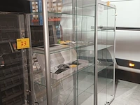 Lot 34 - vitrine kast - afbeelding 1 van  4
