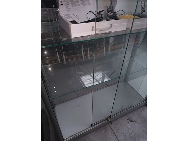 Lot 34 - vitrine kast - afbeelding 3 van  4