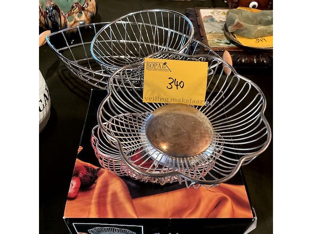 Lot 340 - moderne en vintage draadmandjes voor fruit of brood - afbeelding 1 van  3