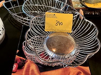 Lot 340 - moderne en vintage draadmandjes voor fruit of brood - afbeelding 1 van  3