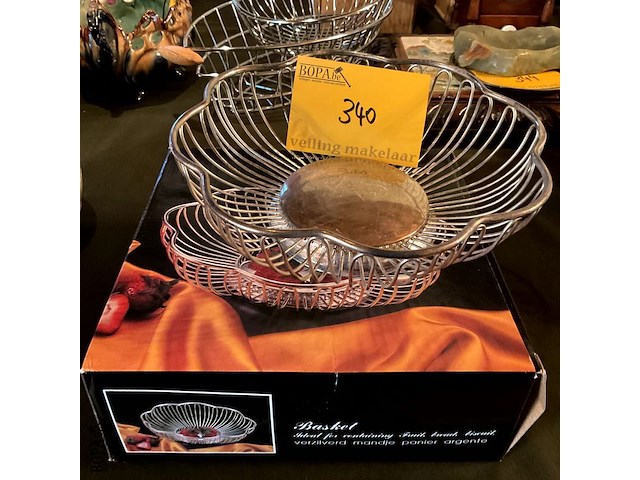 Lot 340 - moderne en vintage draadmandjes voor fruit of brood - afbeelding 2 van  3