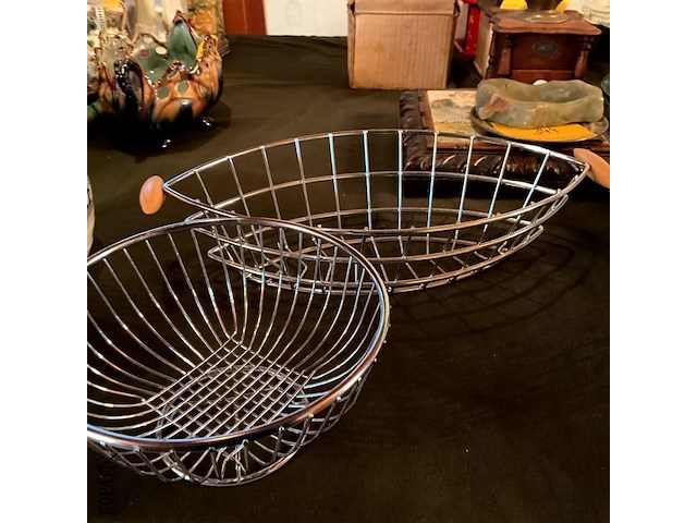 Lot 340 - moderne en vintage draadmandjes voor fruit of brood - afbeelding 3 van  3