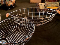 Lot 340 - moderne en vintage draadmandjes voor fruit of brood - afbeelding 3 van  3