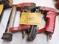 Lot 340 - pneumatische nietmachine. 2 stuks - afbeelding 1 van  3