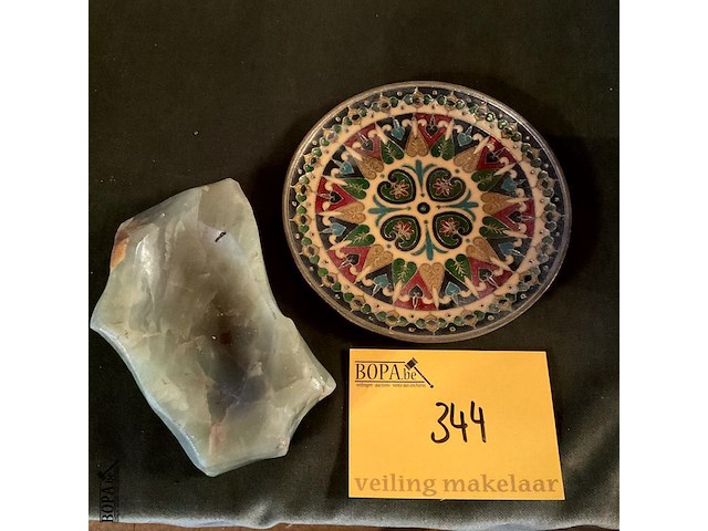Lot 344 - marmeren asbakje/sierbord in cloisonné - afbeelding 1 van  2