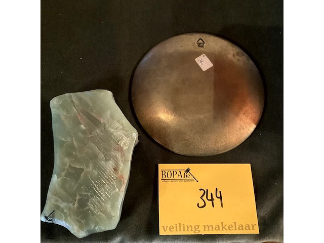 Lot 344 - marmeren asbakje/sierbord in cloisonné - afbeelding 2 van  2