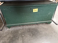 Lot 345 - groene houten koffer - afbeelding 1 van  3