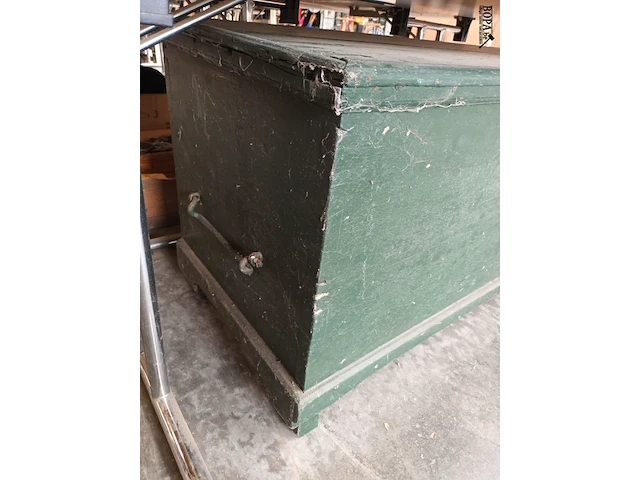 Lot 345 - groene houten koffer - afbeelding 2 van  3