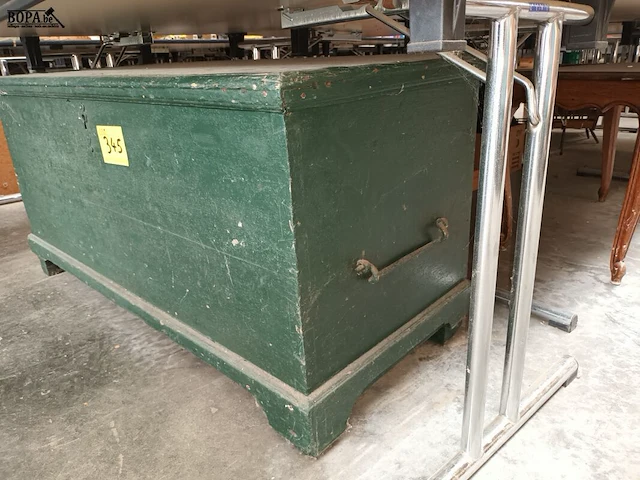 Lot 345 - groene houten koffer - afbeelding 3 van  3