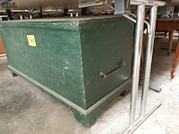 Lot 345 - groene houten koffer - afbeelding 3 van  3
