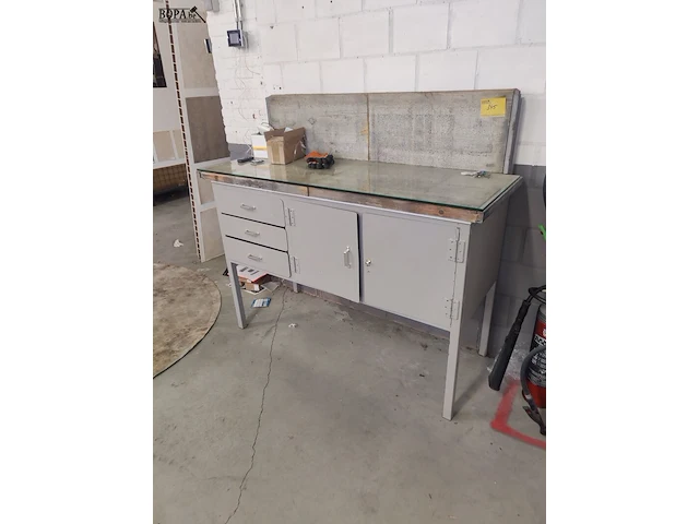 Lot 345 - metalen kast met opstand - afbeelding 1 van  6