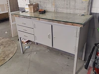 Lot 345 - metalen kast met opstand - afbeelding 1 van  6