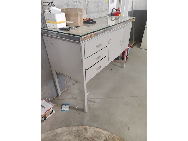 Lot 345 - metalen kast met opstand - afbeelding 2 van  6