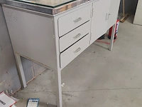 Lot 345 - metalen kast met opstand - afbeelding 2 van  6