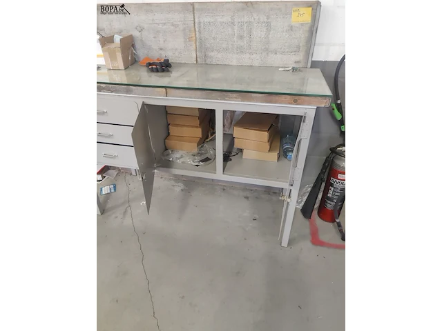 Lot 345 - metalen kast met opstand - afbeelding 3 van  6