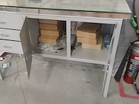 Lot 345 - metalen kast met opstand - afbeelding 3 van  6