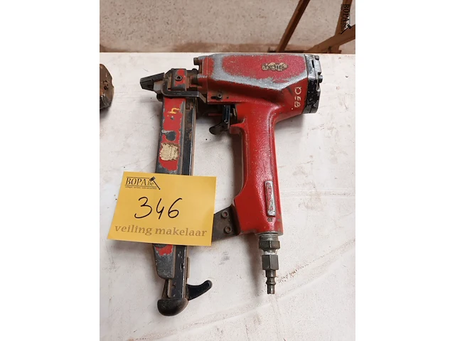 Lot 346 - pneumatische nietmachine - afbeelding 1 van  2