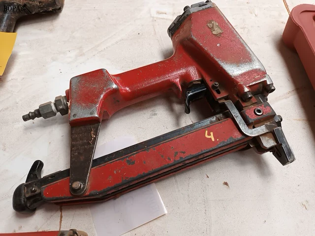 Lot 346 - pneumatische nietmachine - afbeelding 2 van  2