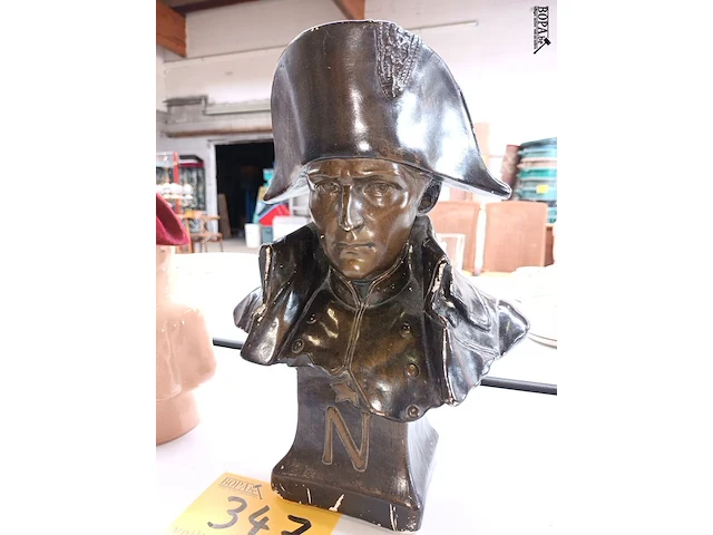 Lot 347 - beeld en fles napoleon - afbeelding 2 van  6