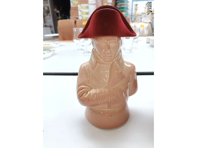 Lot 347 - beeld en fles napoleon - afbeelding 3 van  6