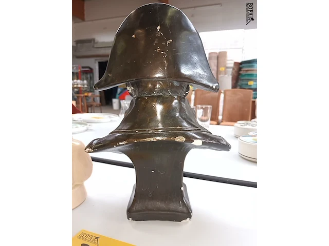 Lot 347 - beeld en fles napoleon - afbeelding 4 van  6