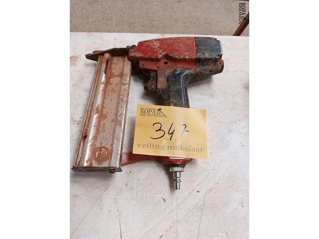 Lot 347 - pneumatische nietmachine - afbeelding 1 van  2