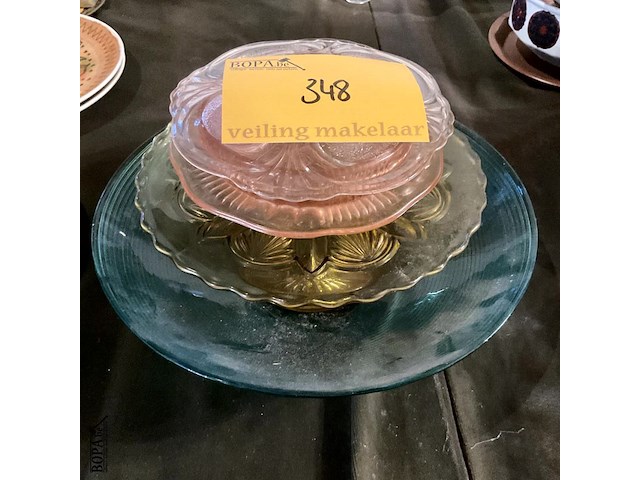 Lot 348 - glazen schalen/boterpot roze glas/taartstatief op voet, 3 st - afbeelding 1 van  4