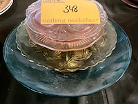 Lot 348 - glazen schalen/boterpot roze glas/taartstatief op voet, 3 st - afbeelding 1 van  4