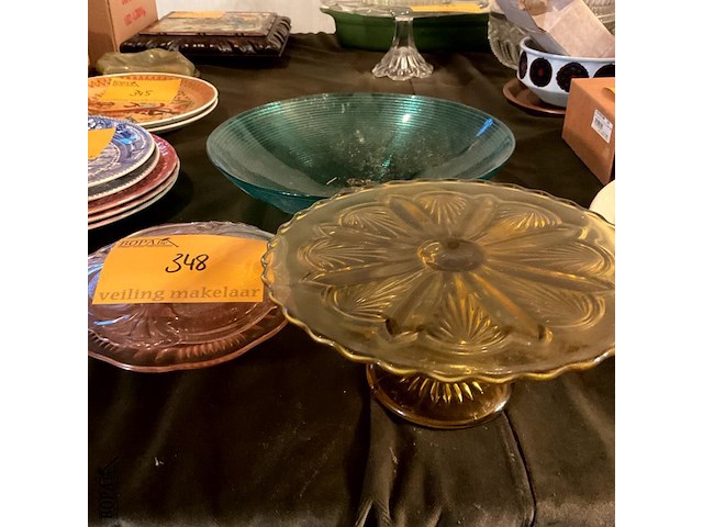 Lot 348 - glazen schalen/boterpot roze glas/taartstatief op voet, 3 st - afbeelding 2 van  4