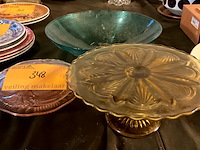Lot 348 - glazen schalen/boterpot roze glas/taartstatief op voet, 3 st - afbeelding 2 van  4