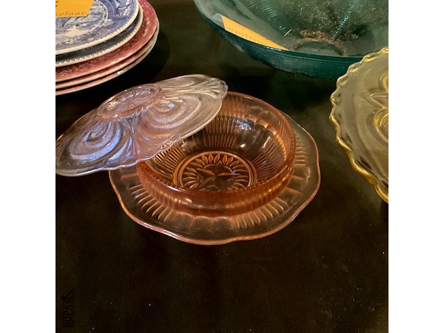 Lot 348 - glazen schalen/boterpot roze glas/taartstatief op voet, 3 st - afbeelding 3 van  4