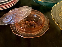 Lot 348 - glazen schalen/boterpot roze glas/taartstatief op voet, 3 st - afbeelding 3 van  4