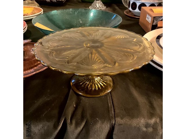 Lot 348 - glazen schalen/boterpot roze glas/taartstatief op voet, 3 st - afbeelding 4 van  4