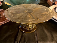 Lot 348 - glazen schalen/boterpot roze glas/taartstatief op voet, 3 st - afbeelding 4 van  4