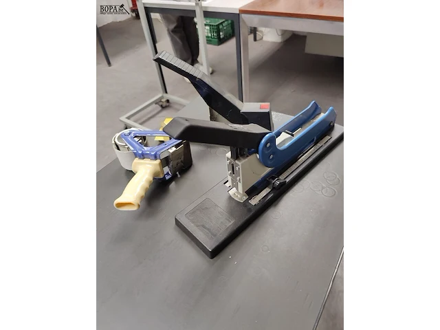 Lot 348 - nietjesmachines en taperoller - afbeelding 2 van  5