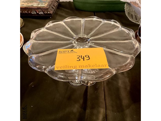Lot 349 - grote taartschaal op voet geslepen glas of kristal - afbeelding 1 van  3