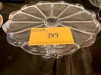 Lot 349 - grote taartschaal op voet geslepen glas of kristal - afbeelding 1 van  3
