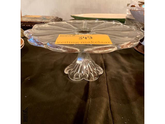 Lot 349 - grote taartschaal op voet geslepen glas of kristal - afbeelding 2 van  3