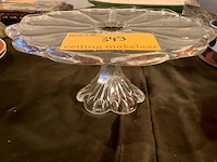 Lot 349 - grote taartschaal op voet geslepen glas of kristal - afbeelding 2 van  3