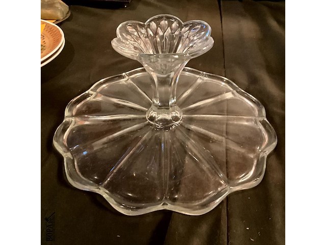 Lot 349 - grote taartschaal op voet geslepen glas of kristal - afbeelding 3 van  3