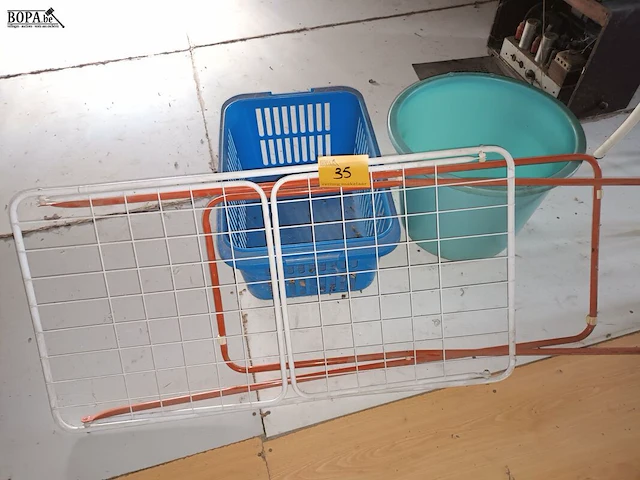 Lot 35 - droogrek en wasmanden - afbeelding 1 van  3