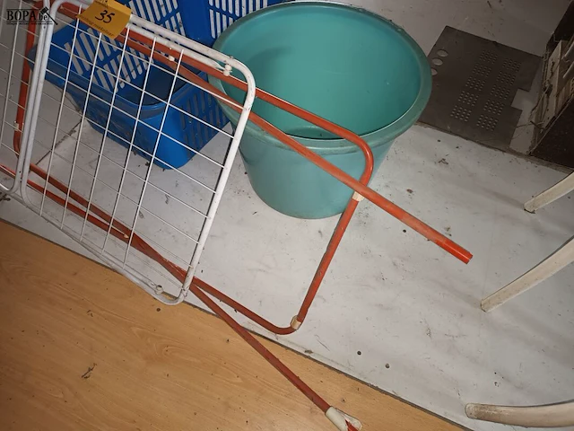 Lot 35 - droogrek en wasmanden - afbeelding 2 van  3