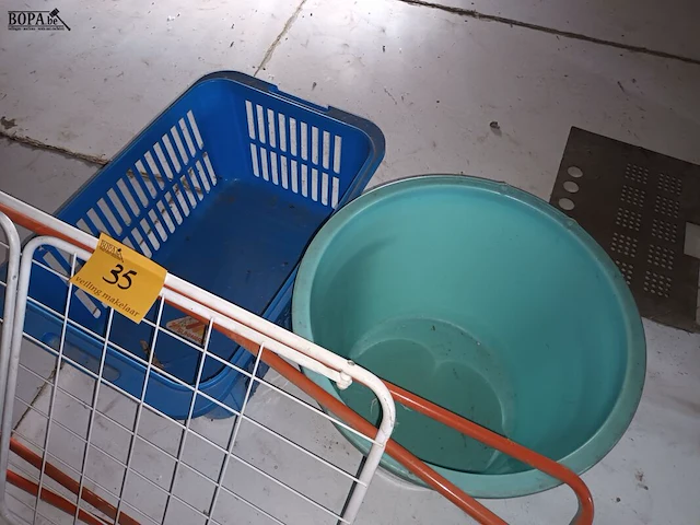 Lot 35 - droogrek en wasmanden - afbeelding 3 van  3