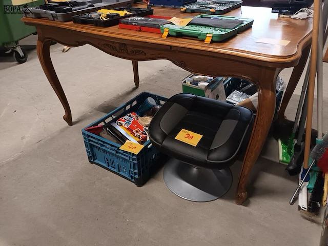 Lot 35 - houten eetkamertafel - afbeelding 1 van  5
