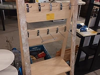 Lot 35 - houten winkel display - afbeelding 1 van  4